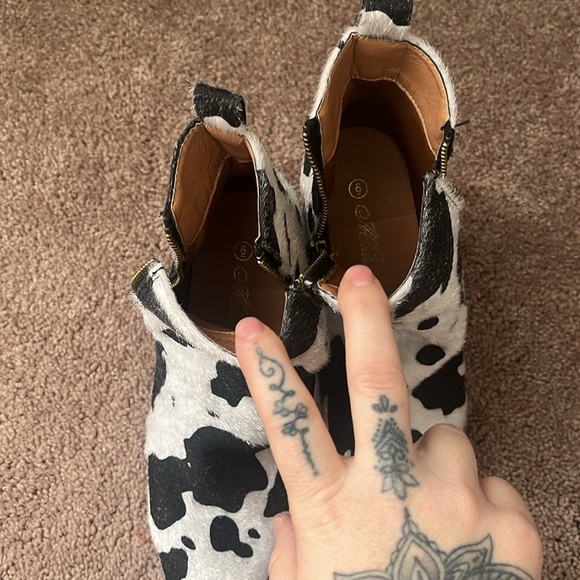 Size 6 faux cowhide ankle boots - Picture 4 of 6